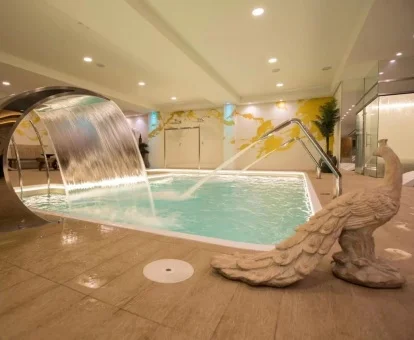 Pîscina de hidroterapia del acogedor centro de bienestar de este hotel ideal para parejas