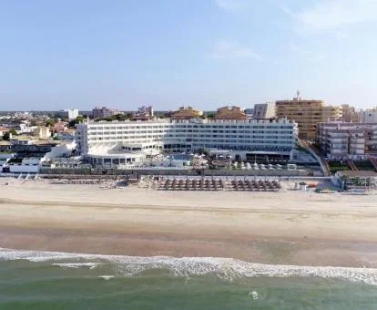 Espectacular edificio de este hotel solo para adultos ubicado en primera línea de playa.