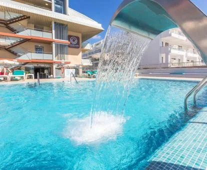 Piscina exterior con hidroterapia de este hotel con encanto.