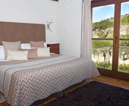 Dormitorio con hermosas vistas de uno de los apartamentos del establecimiento.