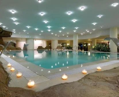 Gran piscina cubierta del spa del hotel.