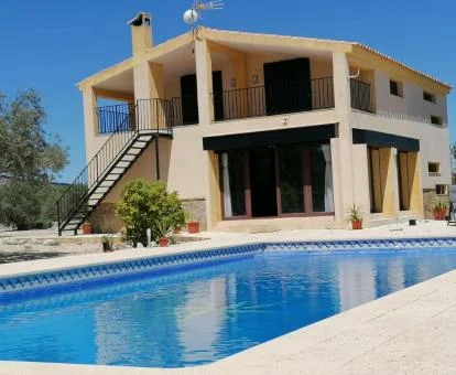 Alojamiento rural de gestión familiar con piscina exterior.