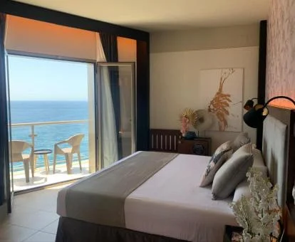 Una de las modernas habitaciones dobles con terraza y vistas al mar del hotel.