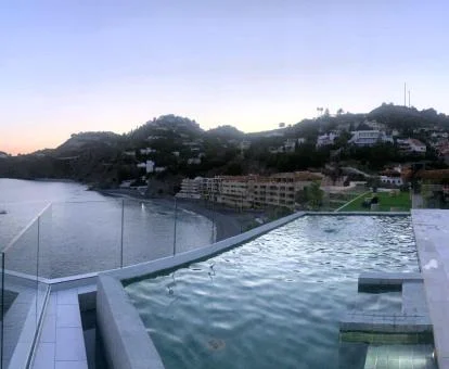 Piscina exterior con vistas al mar y a los alrededores de este hotel solo para adultos.