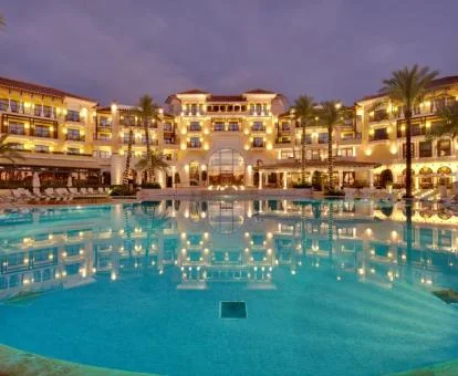 Precioso hotel con gran piscina al aire libre rodeada de tumbonas.