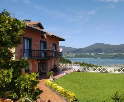 Precioso edificio con jardines y vistas al mar de este hotel rural.