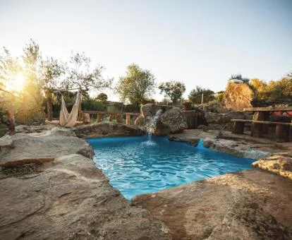 Acogedora zona exterior con piscina en un bello entorno natural.