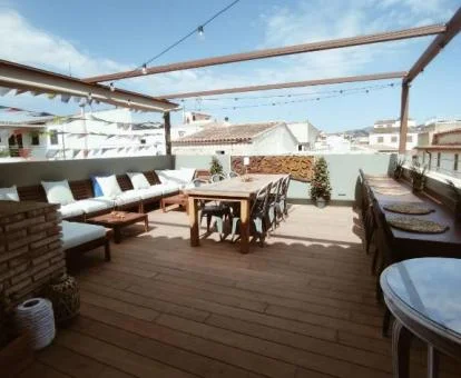 Agradable terraza con mobiliario y vistas de este hotel boutique.