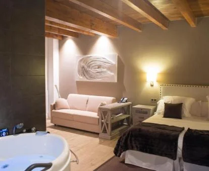 Una de las románticas habitaciones con jacuzzi privado de este hotel.