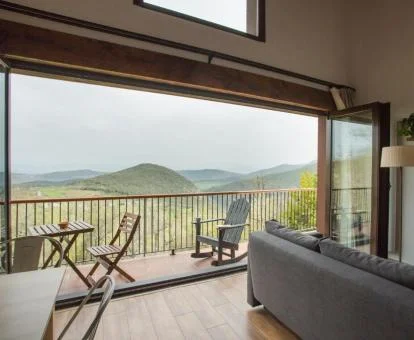 Terraza con espectaculares vistas a las montañas de esta casa rural.