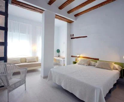 Preciosa habitación con zona de estar de este coqueto hotel boutique.