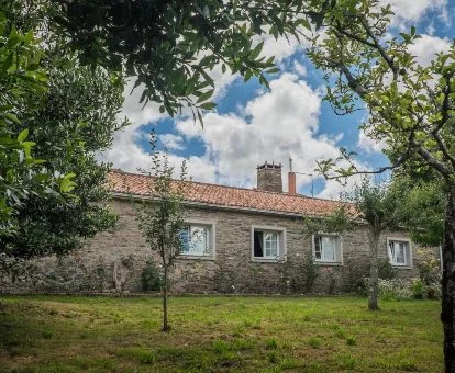 Edificio de este hermoso hotel rural con amplios jardines en un tranquilo entorno para descansar.
