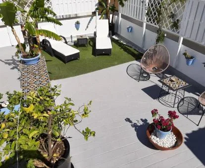Terraza solarium con mobiliario exterior del hotel.