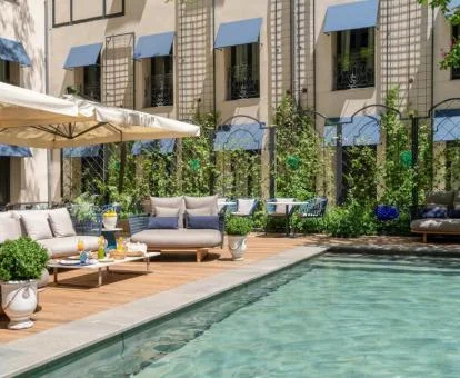 Precioso hotel boutique con terraza amueblada y piscina al aire libre.