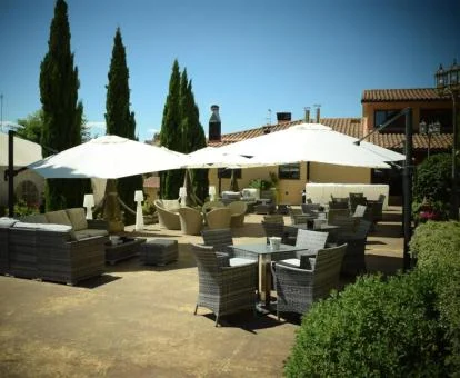 Terraza con mobiliario de este acogedor hotel romántico.