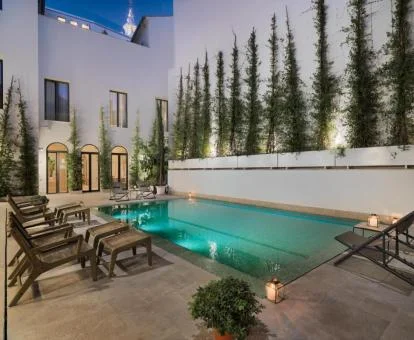 Terraza de este hotel romántico con piscina y solarium.