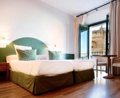 Una de las acogedoras habitaciones dobles con balcón y vistas del hotel.