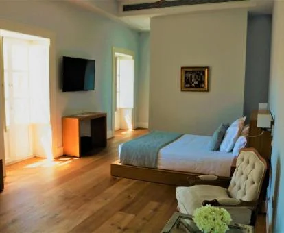 Una de las elegantes habitaciones de este hotel solo para adultos.
