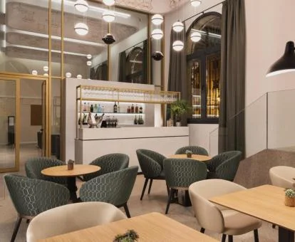 Elegante salón con zona de bar de este hotel con encanto.