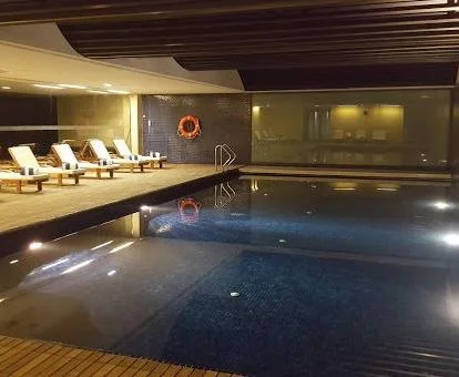 Piscina cubierta de las instalaciones de spa del hotel.
