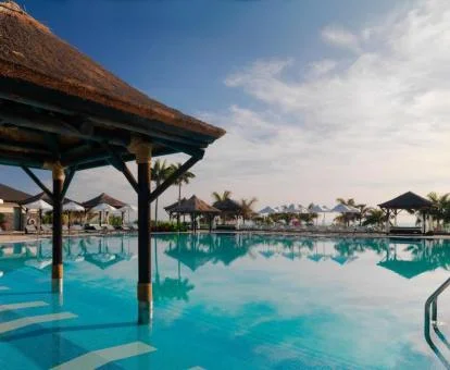 Espectacular piscina de este hotel solo para adultos.