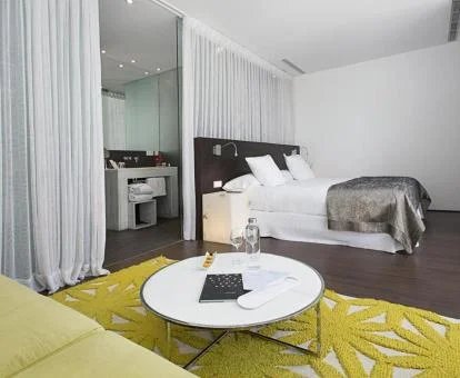Una de las modernas habitaciones con zona de estar de este hotel boutique.