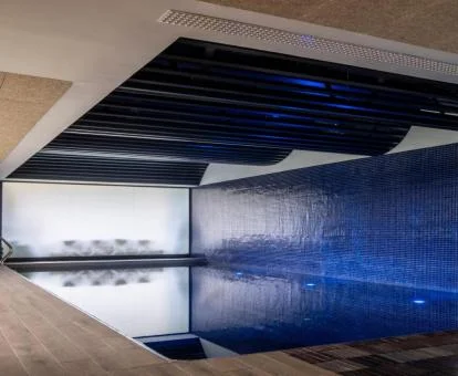 Piscina cubierta del centro de spa del hotel.