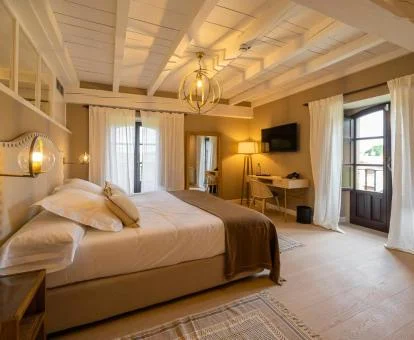 Una de las elegantes habitaciones de este hotel ideal para parejas.