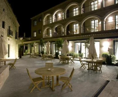 Patio interior con comedores de este precioso hotel romántico.