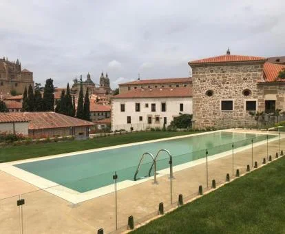 Piscina exterior con vistas de este coqueto hotel romántico.