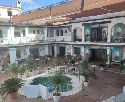 Hermoso patio interior de estilo andaluz de este hotel tradicional.