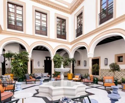 Precioso patio interior con mobiliario de este coqueto hotel boutique.