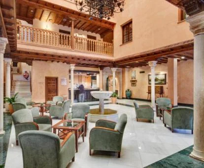 Patio con mobiliario y un elegante estilo tradicional de este hotel boutique.