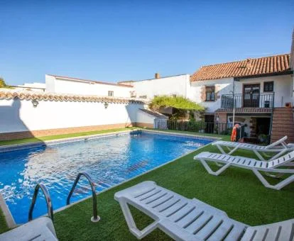Zona exterior con piscina de este acogedor hotel rural.