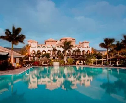 Espectacular hotel romántico con gran piscina y zonas exteriores.