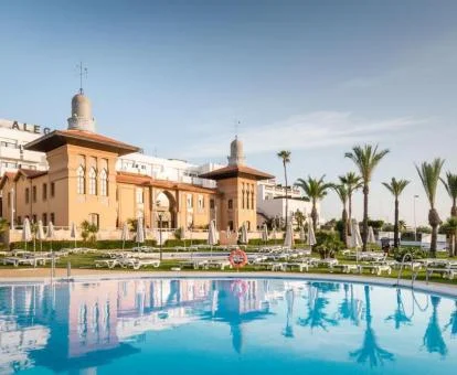 Precioso palacio que alberga este hotel romántico con piscina.