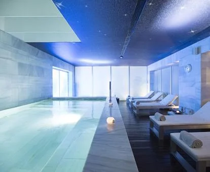 Piscina cubierta con elementos de hidroterapia del spa del hotel.