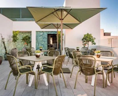 Acogedora terraza con comedor exterior de este hotel con encanto.