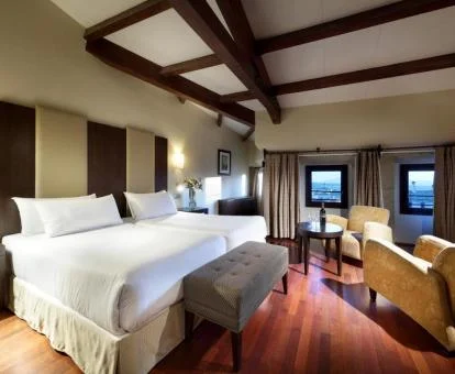 Una de las elegantes habitaciones dobles con zona de estar del hotel.