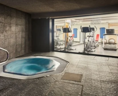 Zona de bienestar con jacuzzi y sala fitness del hotel.