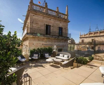 Terraza con mobiliario y vistas de este coqueto hotel boutique.