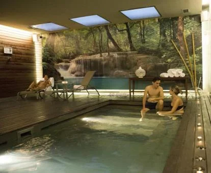Varias personas disfrutando de las instalaciones de bienestar del hotel.