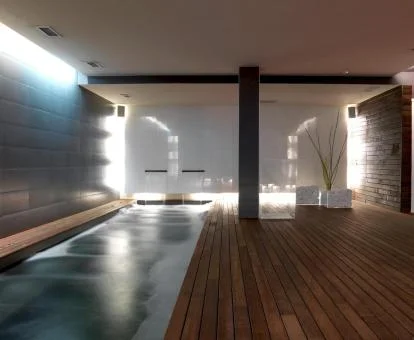 Piscina interior del elegante spa del hotel.