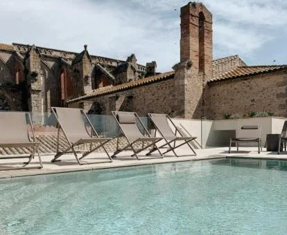 Preciosa piscina exterior de este hotel con encanto.