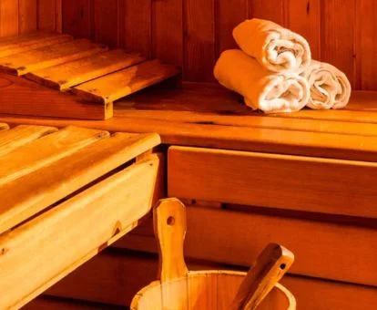 Sauna de las instalaciones de bienestar del hotel.