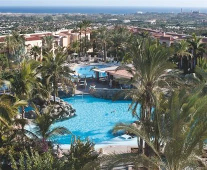 Vista aérea de este fabuloso hotel romántico similar a un oasis de palmeras.