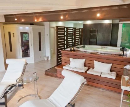 Acogedora zona de bienestar con jacuzzi del spa del hotel.