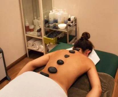 Mujer disfrutando de una de las terapias del spa.
