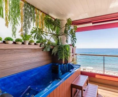 Terraza con un gran jacuzzi privado y vistas al mar de este coqueto apartamento.