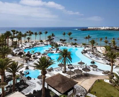 Vista aérea de la espectacular zona exterior con piscinas de esta hotel junto al mar.